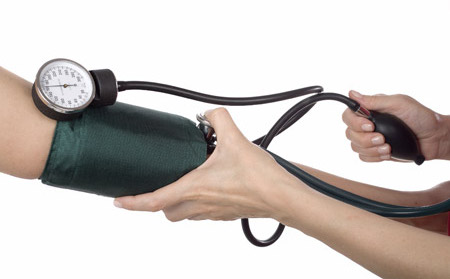 Vai mājās kontrolēts asinsspiediens palīdz samazināt atkārtotu insultu risku?