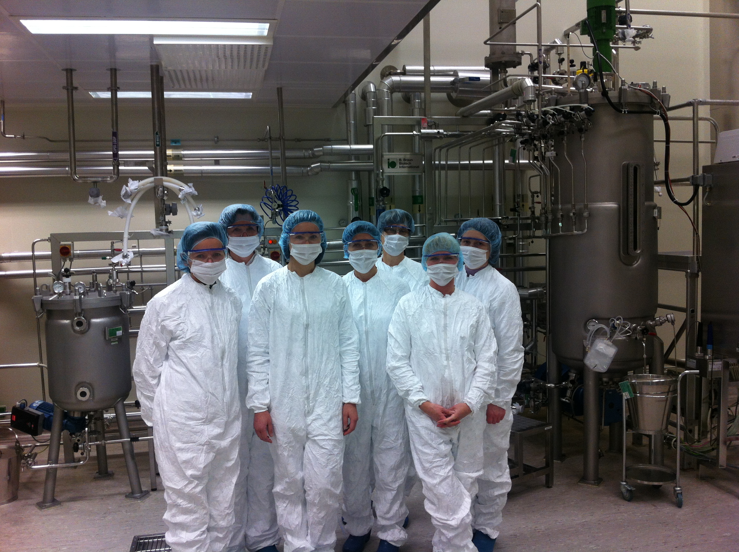 Pirmās Biofarmaceitisko zāļu skolas dalībnieki Sicor Biotech ražotnes apmeklējumā Viļņā