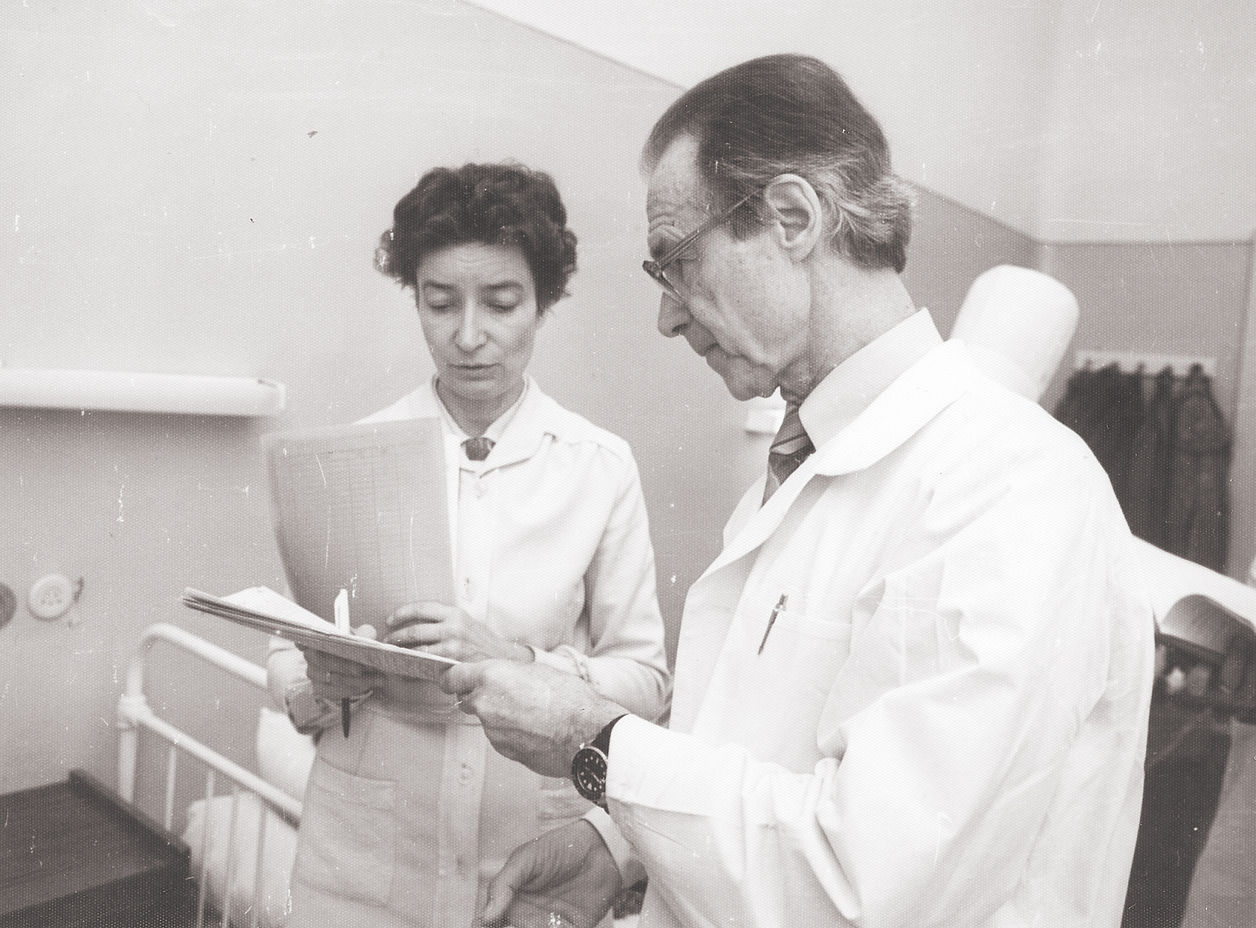 Vizītes laikā Stradiņa slimnīcas 10. nodaļā – ar profesoru Nikolaju Skuju, 1988. gads.