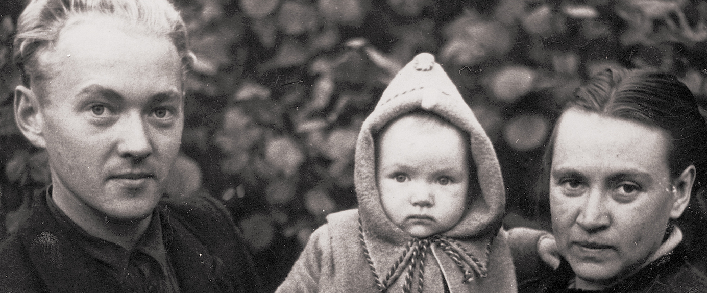 “Ar vecākiem – tēvu Jāni un mammīti Ainu; 1949. gads”.