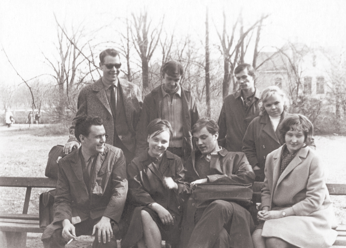 Kopā ar grupas biedriem: Kārlis sēž uz soliņa (otrais no labās), viņa studiju gadu labākie draugi stāv otrajā rindā – Varis Ruks (otrais no kreisās) un Uldis Kalniņš (trešais no kreisās).