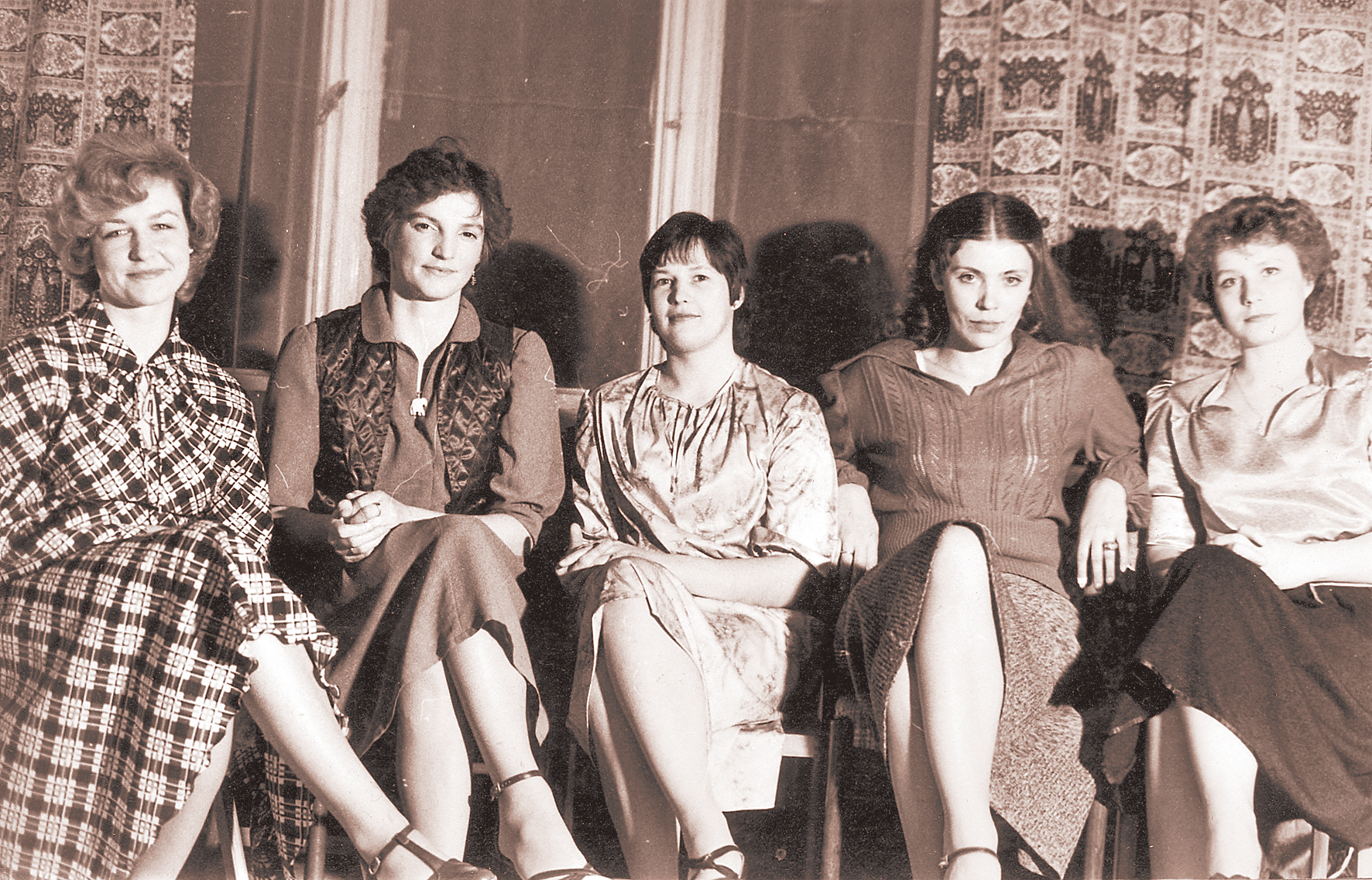 1. grupas meitenes: (no kreisās) Agnija Caunīte, Inta Jansone,  Vita Švarcberga, Irēna Leite, Ausma Strautmane, 1980. gadu sākums.