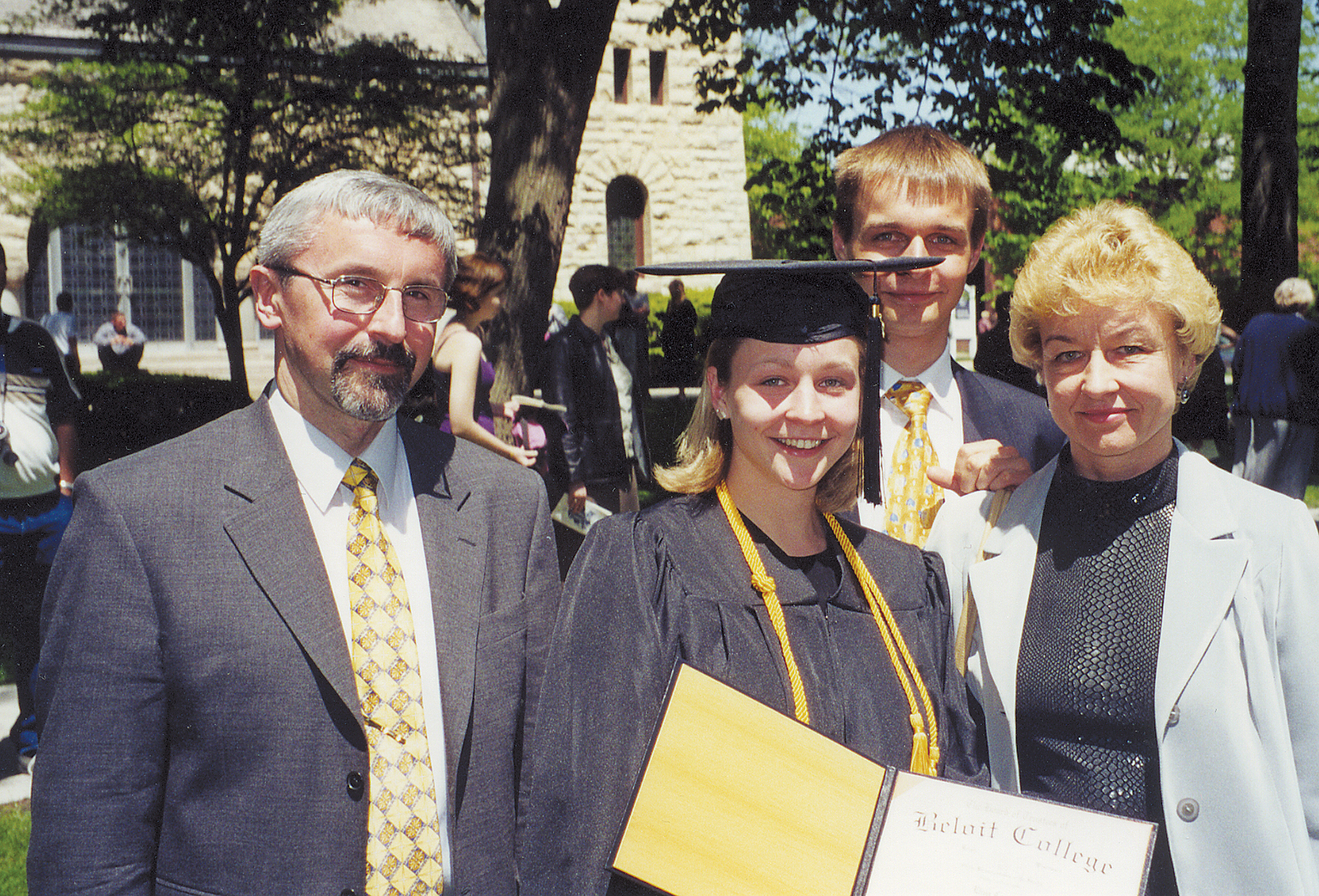Ģimene. Meita Elīna absolvē Beloitas koledžu ASV, 2001. gads.  Ar vīru Jāni un dēlu Kārli.