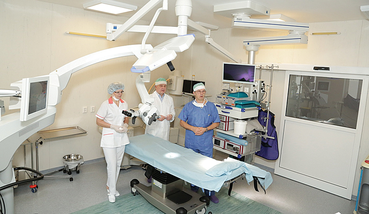 Moderni aprīkotā operāciju zāle ir ērta darbam gan ķirurgam,  gan personālam, bet pats galvenais – tā ir droša pacientam