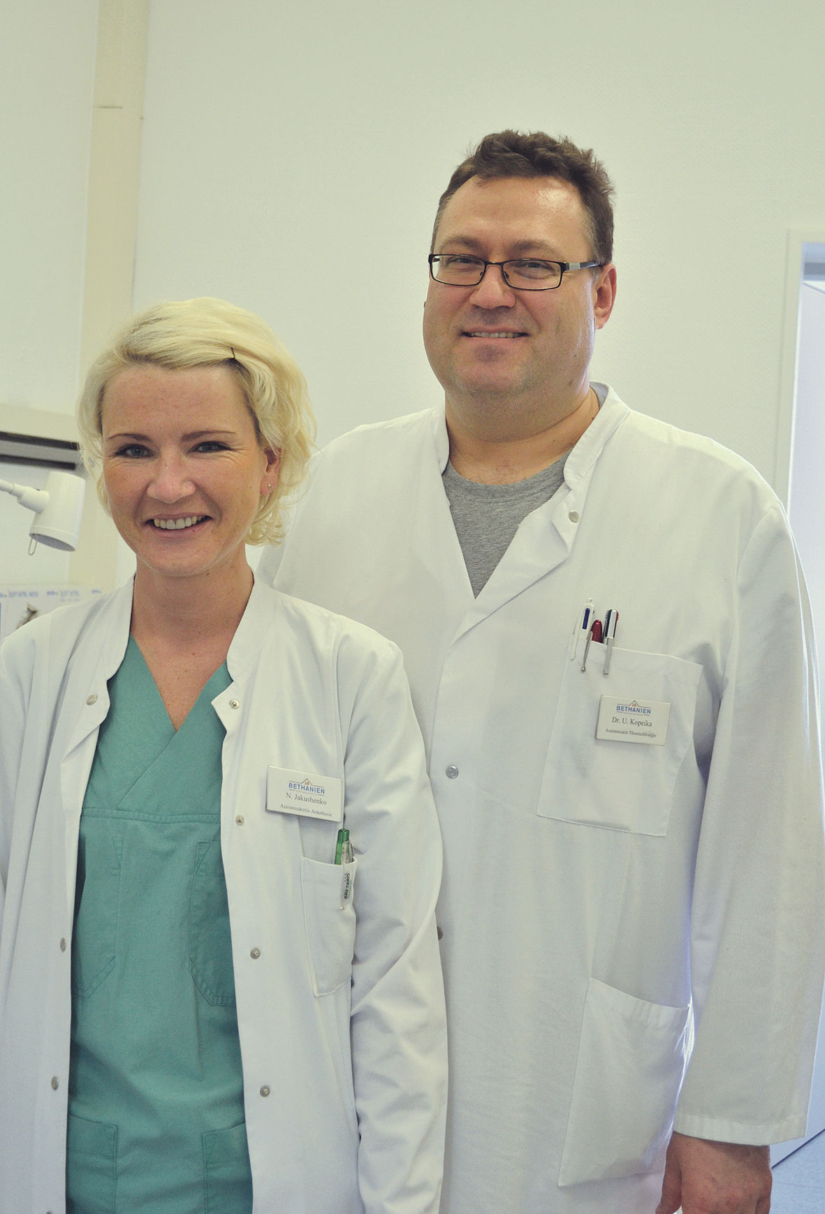 Ar sievu Nataļju Jakušenko – viņa Betānijas slimnīcā strādā par nesertificētu anestezioloģi, gatavojas sertifikāta atzīšanas eksāmenam