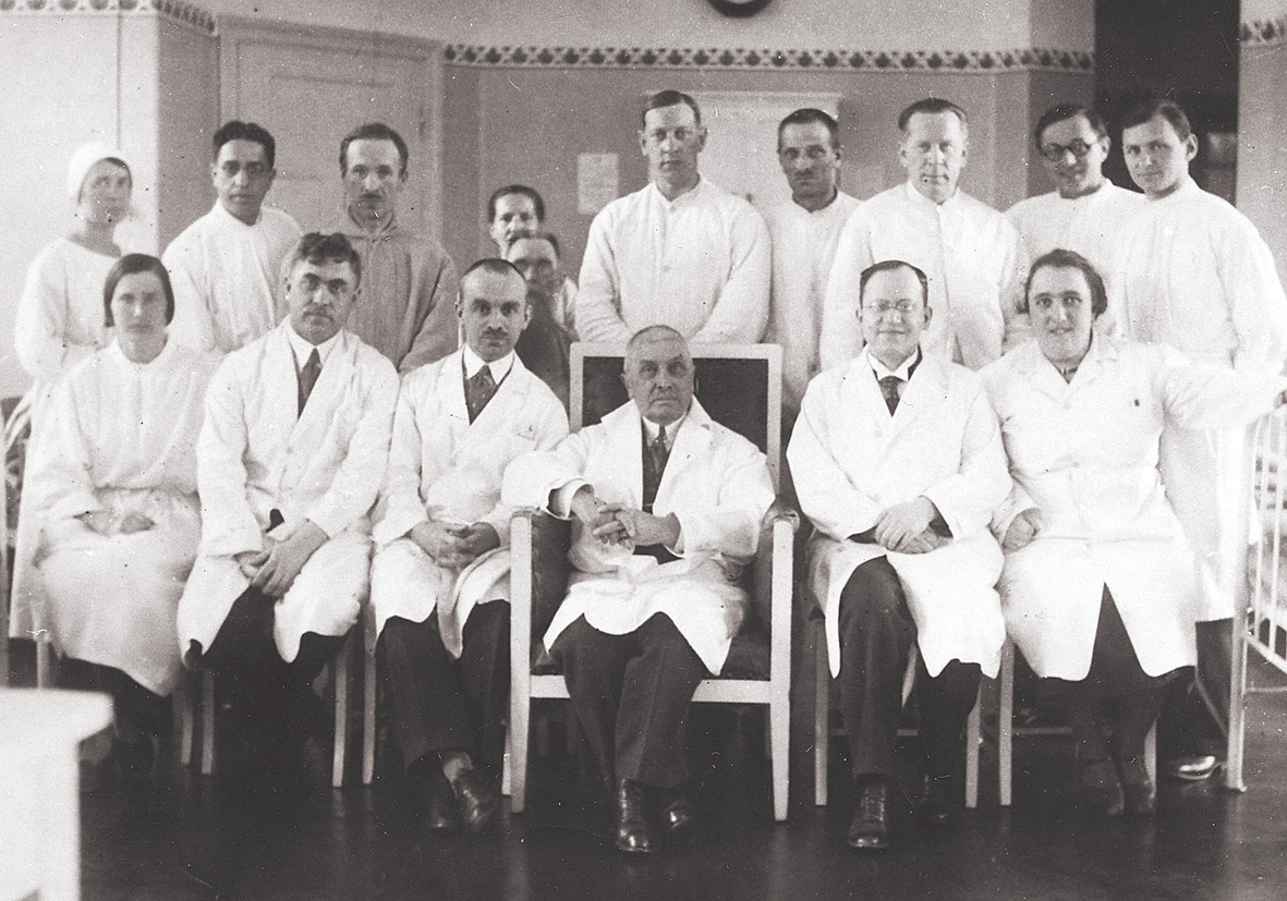 Prof. M. Zīle ar terapijas klīnikas darbiniekiem, pa kreisi no viņa K. Rudzītis, 1935. gads