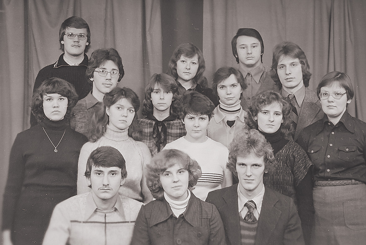 Medicīnas institūta Ārstniecības fakultātes 4. grupa,  1. kursa students Guntis (augšējā rindā otrais no kreisās), 1979. gads