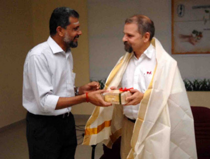 Prof. Valdis  Pīrāgs ar Ajūrvēdas medicīnas  centra medicīnisko direktoru  Dr. K.G. Raveendranu