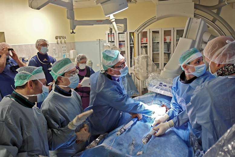 Pirmo reizi Latvijas vēsturē veikta vēdera aortas aneirisma ārstēšana bez operācijas grieziena