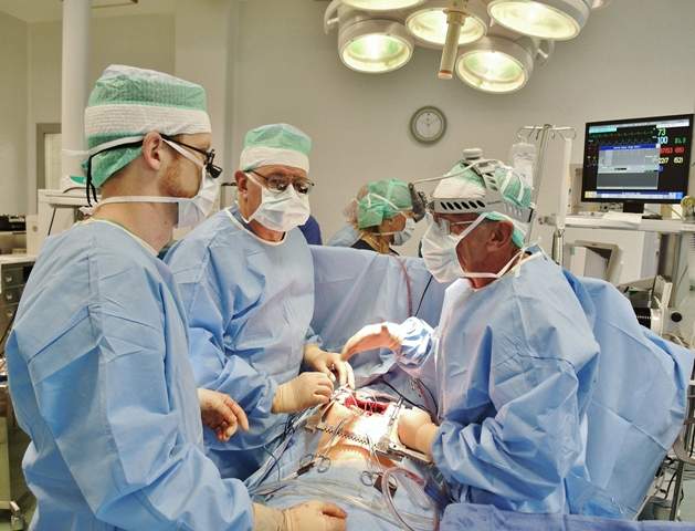 Stradiņos veiksmīgi veiktas sarežģītas plaušu un sirds operācijas reto slimību pacientiem