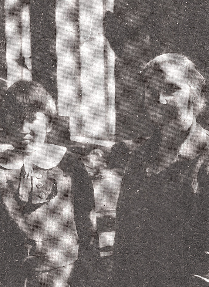 Ilga Ķ. un viņas māte. Foto no P. Dāles grāmatas “Vai Ilga Ķ. spēj lasīt domas?”, 1938. gads