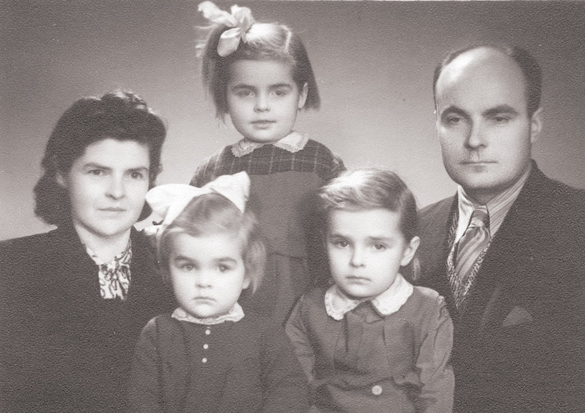 Ar māsām un vecākiem,  Mārīte — centrā, otrā rindā