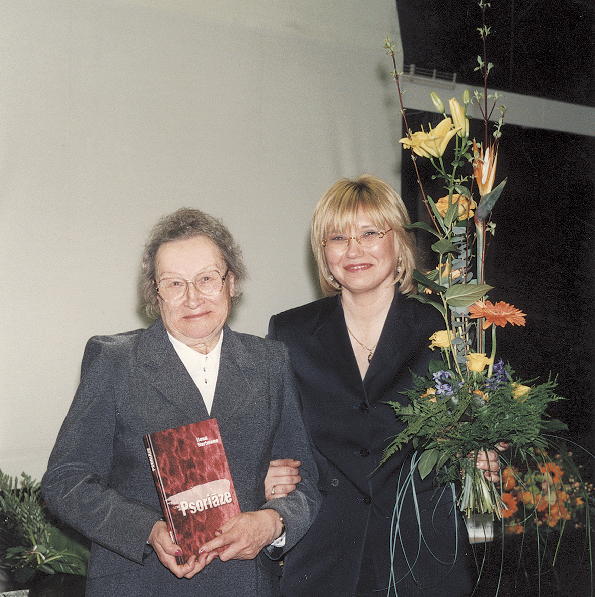 Asoc. prof. Ilona Hartmane savas grāmatas Psoriāze atvēršanas svētkos.  Kopā ar skolotāju profesori Dzidru Brantu