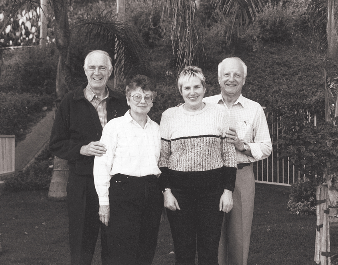 Ar profesoru Makdermotu  (pirmais no kreisās), Ingrīdu Muižnieci  un Dr. Ansi Muižnieku