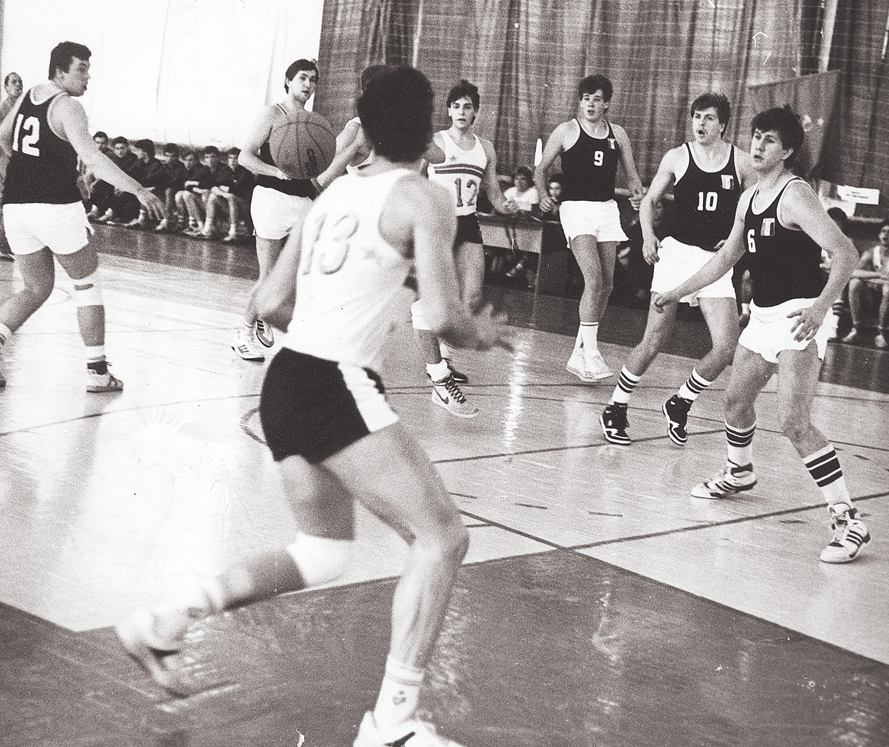 Medicīnas augstskolu basketbola čempionātā 1990. gadā Altajā, ar 6. numuru – Jānis Eglītis