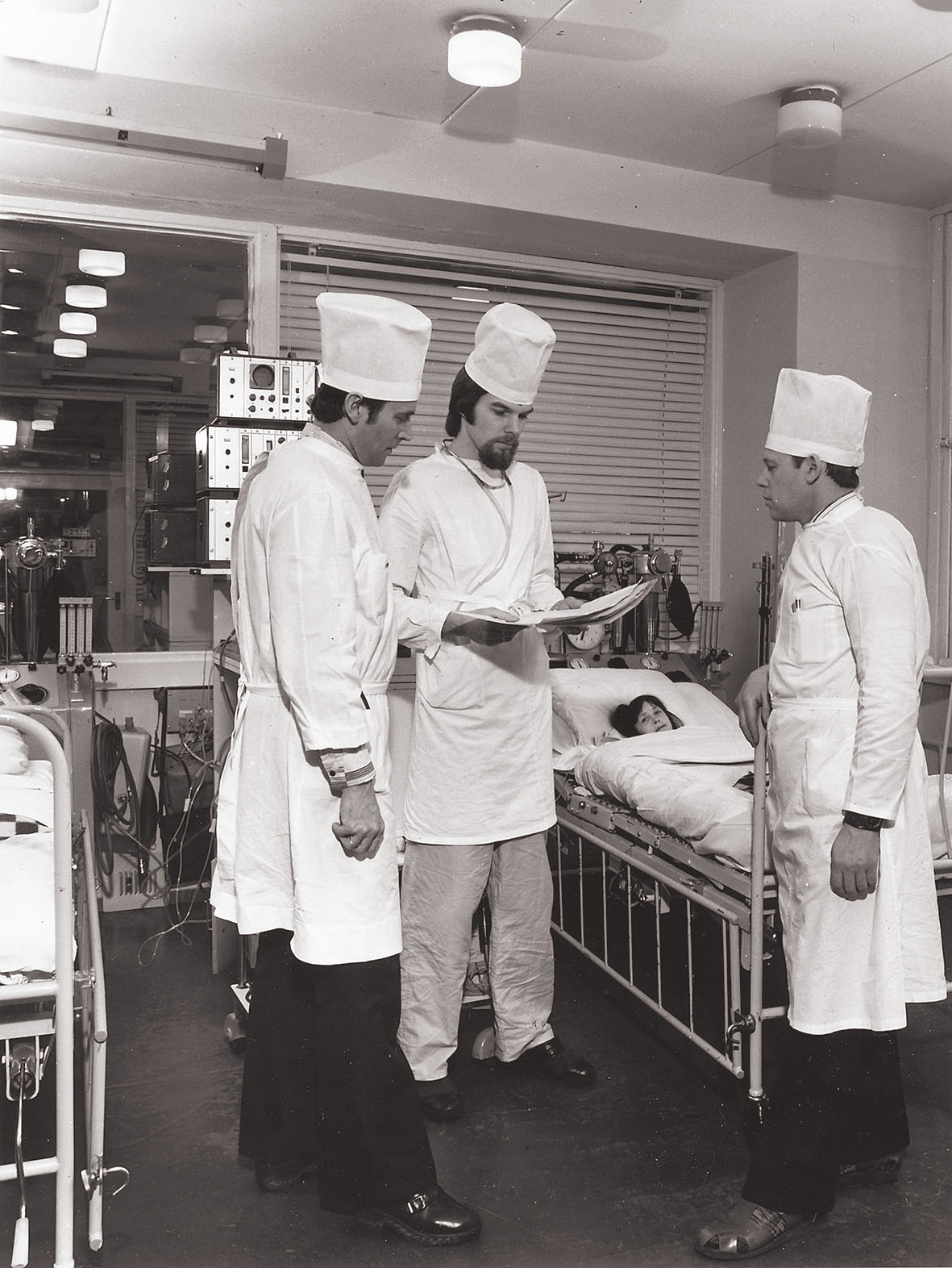 Pirms iesaistes politikā —  P. Stradiņa RKS Reanimācijas klīnikā  ar ārstiem Pēteri Ošu un Ivaru Krastiņu.  1989. gads