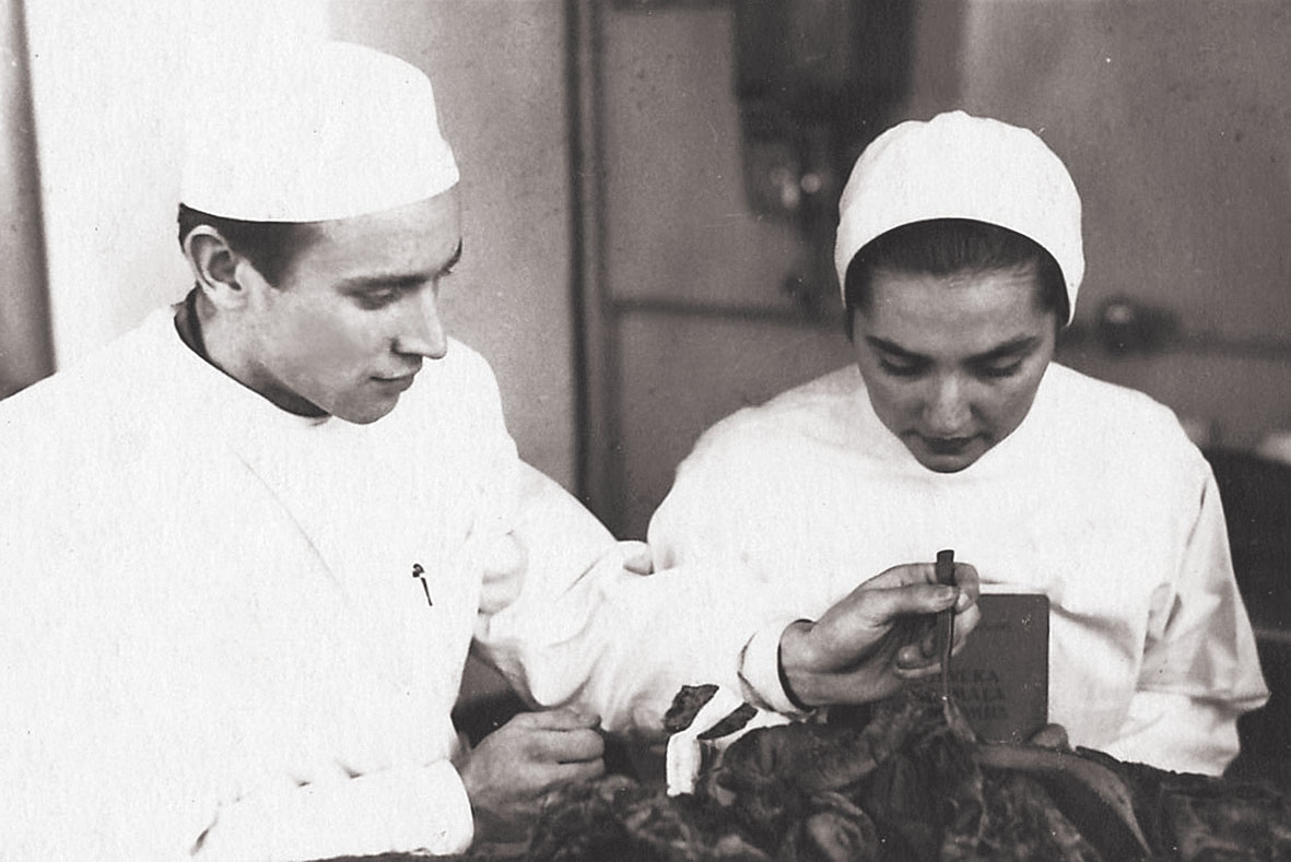 Anatomijas nodarbībā RMI  1. kursā ar studiju biedreni Anitu,  1952. gads