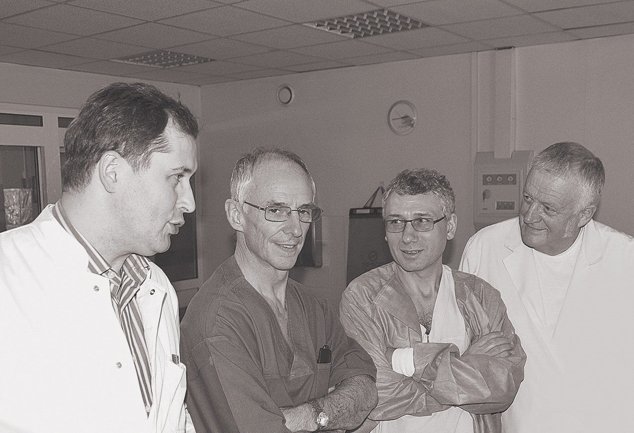 Ar profesoru David Anderson (Londona)  pēc pirmās Rosa operācijas BKUS.  Kopā ar D. Andersona kolēģi,  anesteziologu Dr. Franco Moscuzza  un prof. A. Lāci