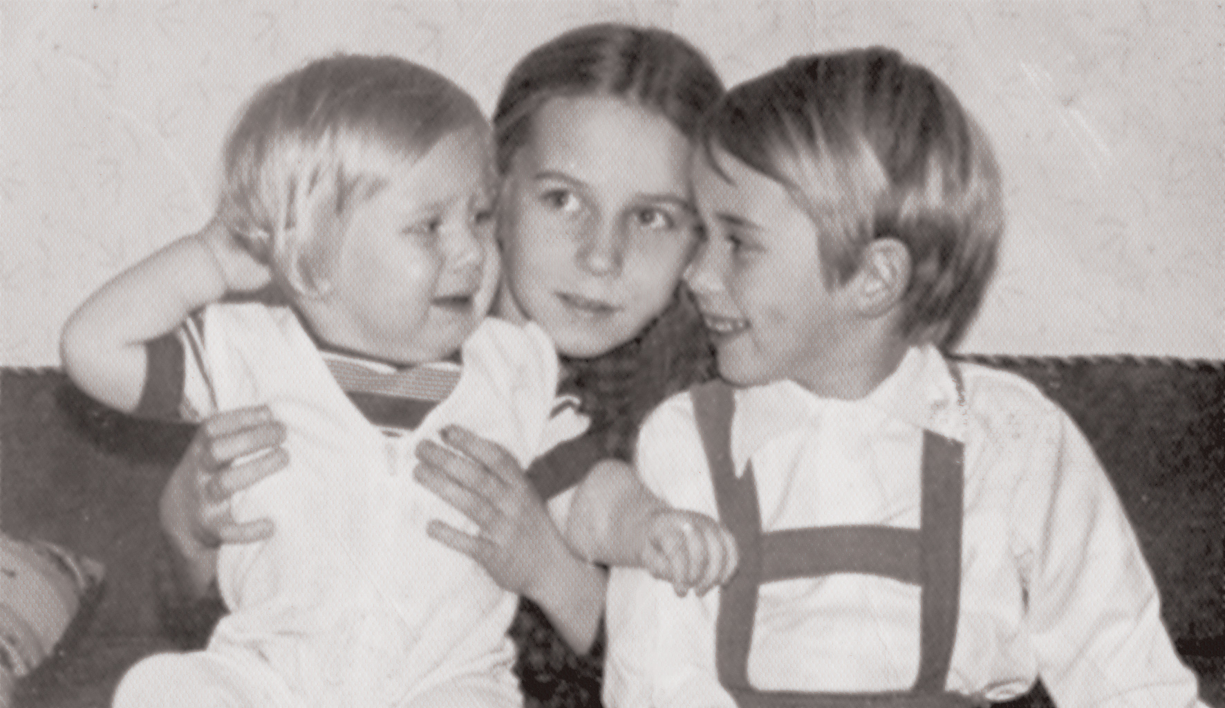 Lauris (no labās) ar brāli Mārtiņu un māsu Amandu