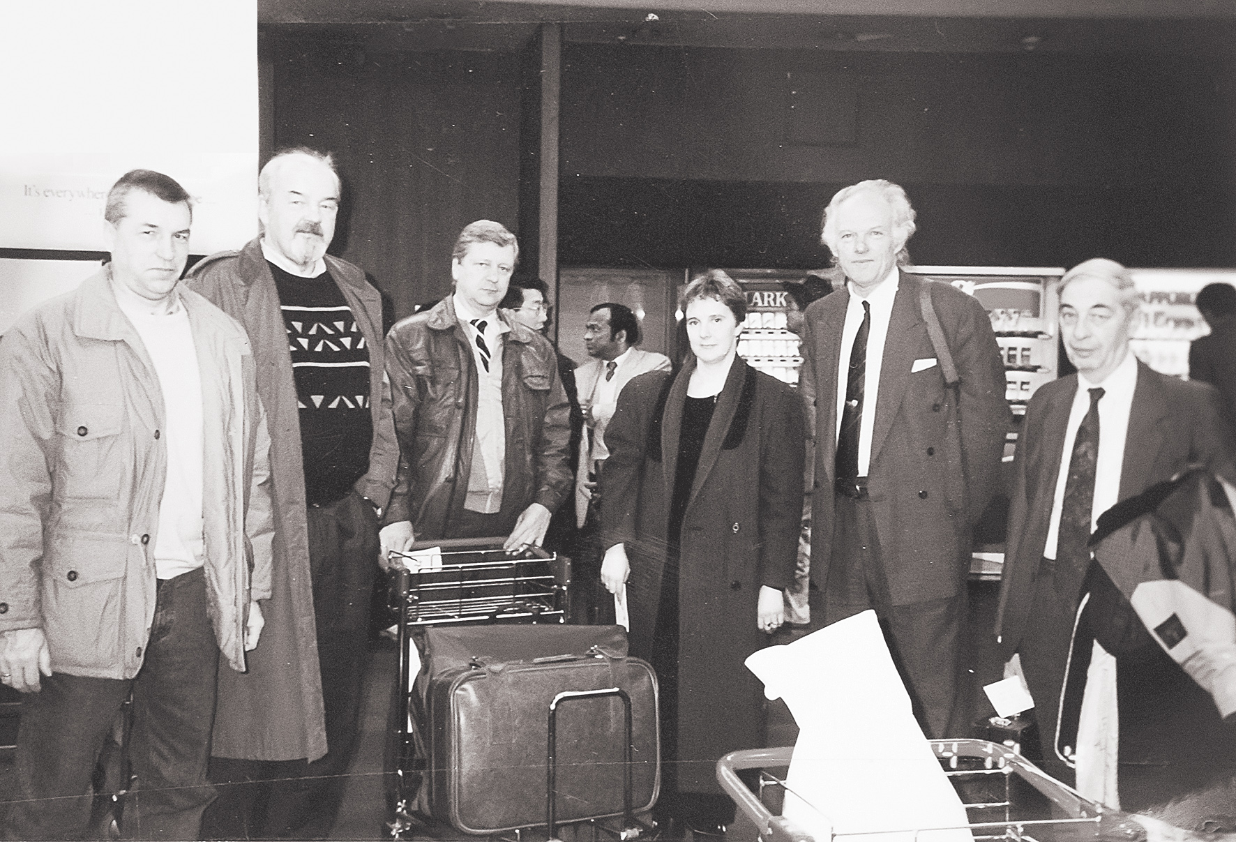 Tokijas lidostā 1994. gadā,  Latvijas delegācija ieradusies  uz semināru. Mērķis — prezentēt  Latvijā veikto pirmo divkārt maskēto klīnisko pētījumu ar iedalījumu pēc nejaušības principa par Mildronāta lietošanu cilvēkiem ar sirds mazspēju (to darīja V. D