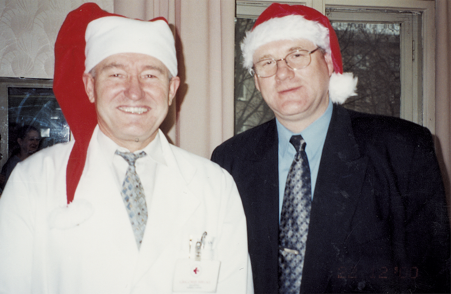 Ar Latvijas Jūras medicīnas centra valdes priekšsēdētāju  Jāni Birku — Ziemassvētkos, pirms dāvanu izdalīšanas  nodaļas darbiniekiem