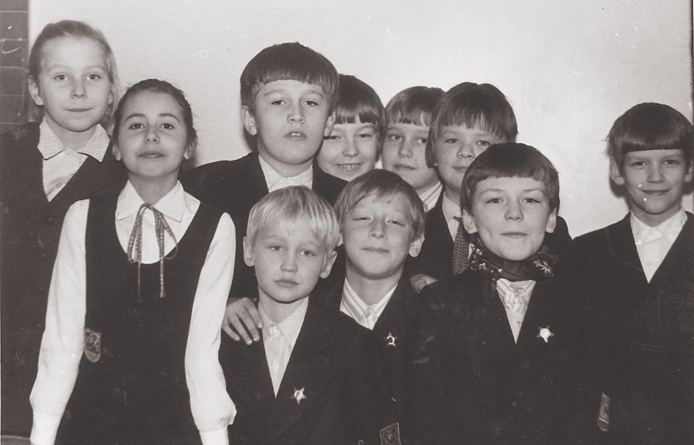 Mācoties Rīgas 64. vidusskolā,  Iveta (otrā no kreisās) bija oktobrēnu  zvaigznītes vadītāja. Tie, kas gājuši  skolā padomju gados, zina,  ko tas nozīmē