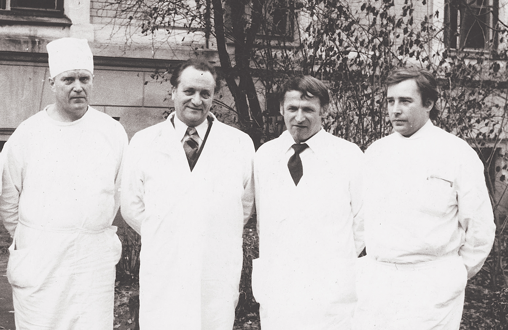 No kreisās: akadēmiķis V. Kalnbērzs,  akadēmiķis M. Volkovs, profesors L. Ejubs  un Dr. med. Gundars Lācis