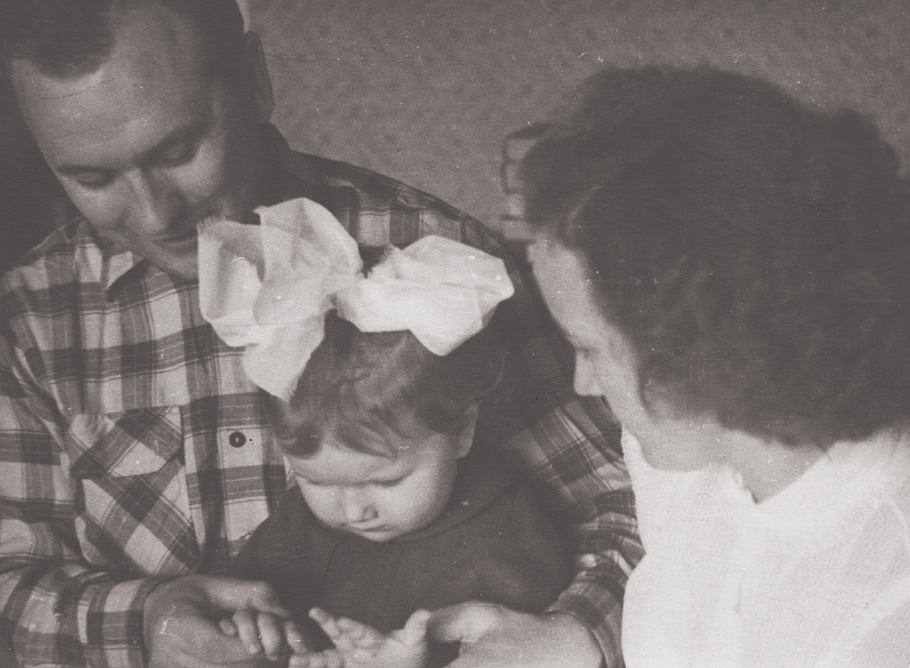 Četrgadīgā Ingrīda kopā ar vecākiem Mariju un Vladislavu Azāniem.  “Biju vienīgais bērns ģimenē, vienmēr mīlēta un lolota.”