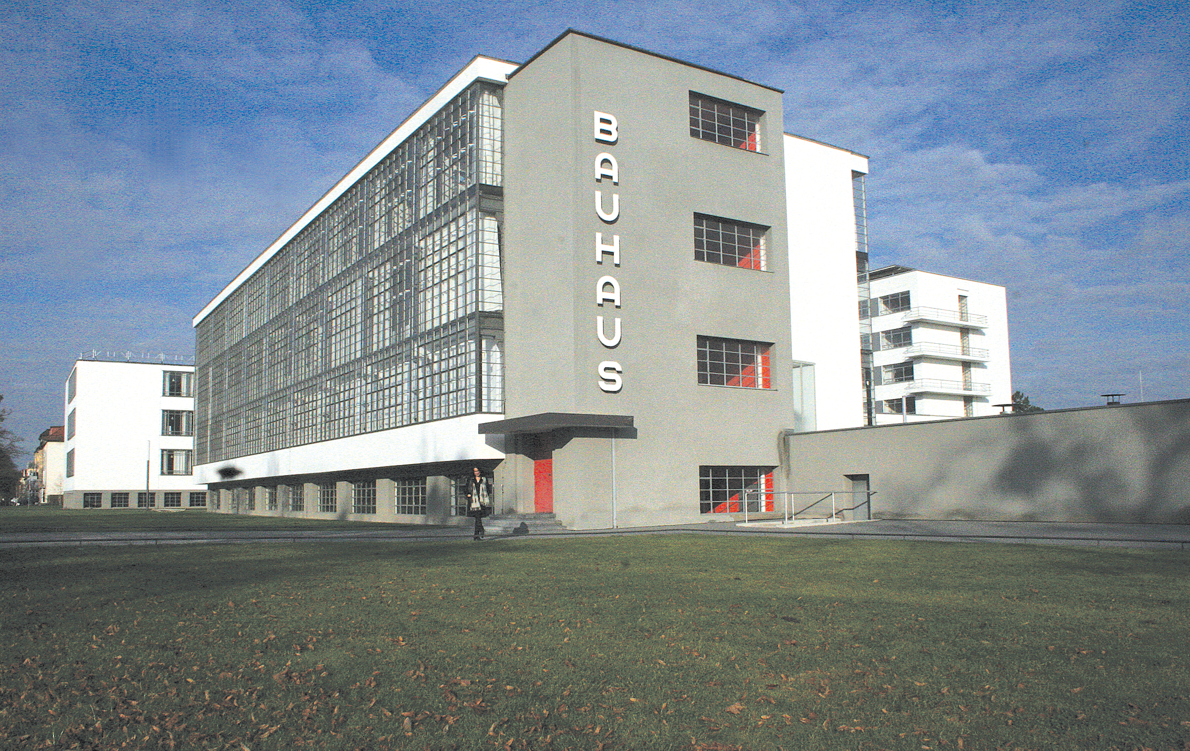 Trīs gadus Karīnas  mājas bija Desavā,  pilsēta pazīstama  ar Bauhaus arhitektūras  un dizaina skolu