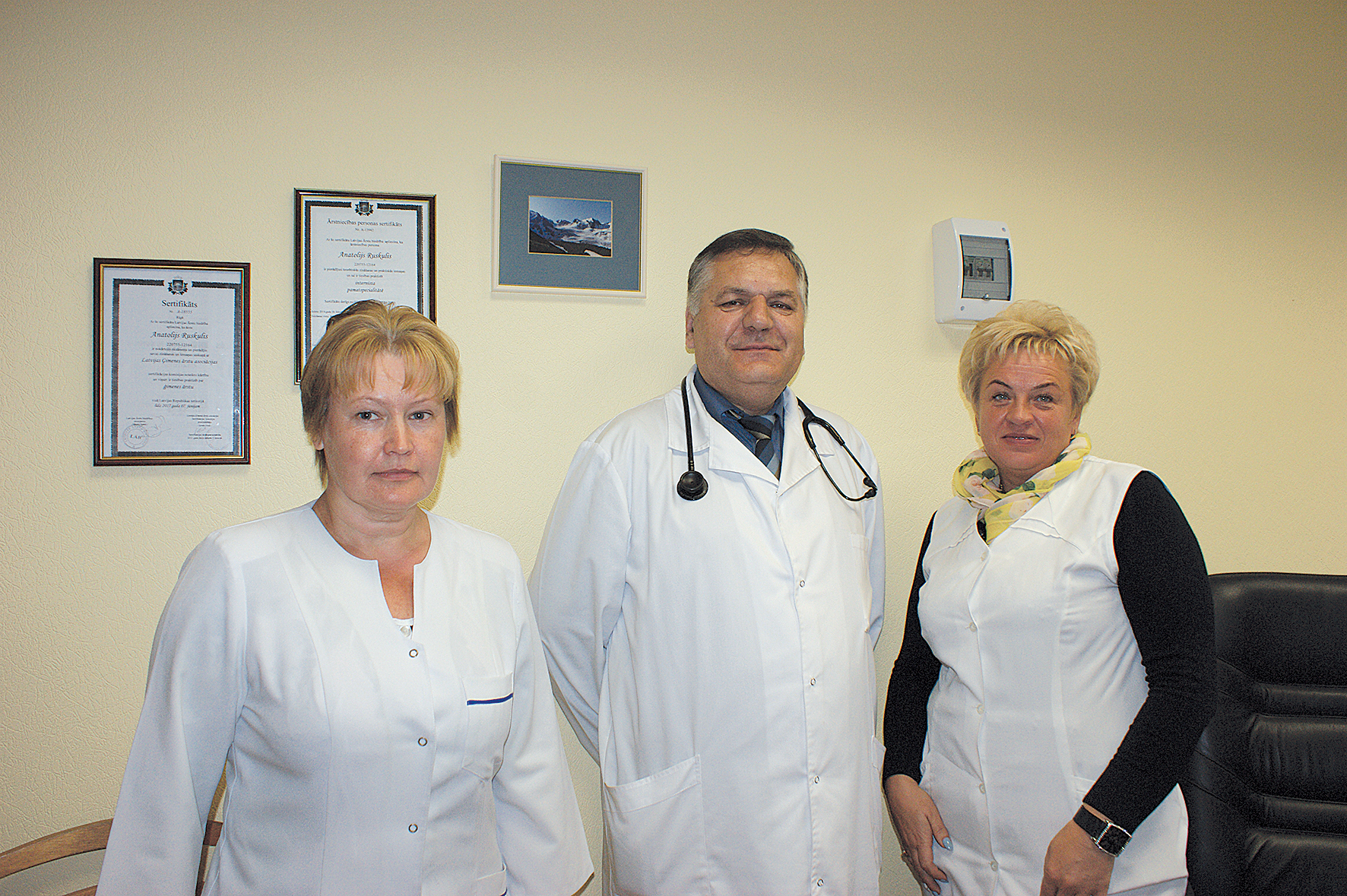 Dakteris Ruskulis un viņa lieliskā komanda — māsiņa Iveta un ārsta palīdze Svetlana