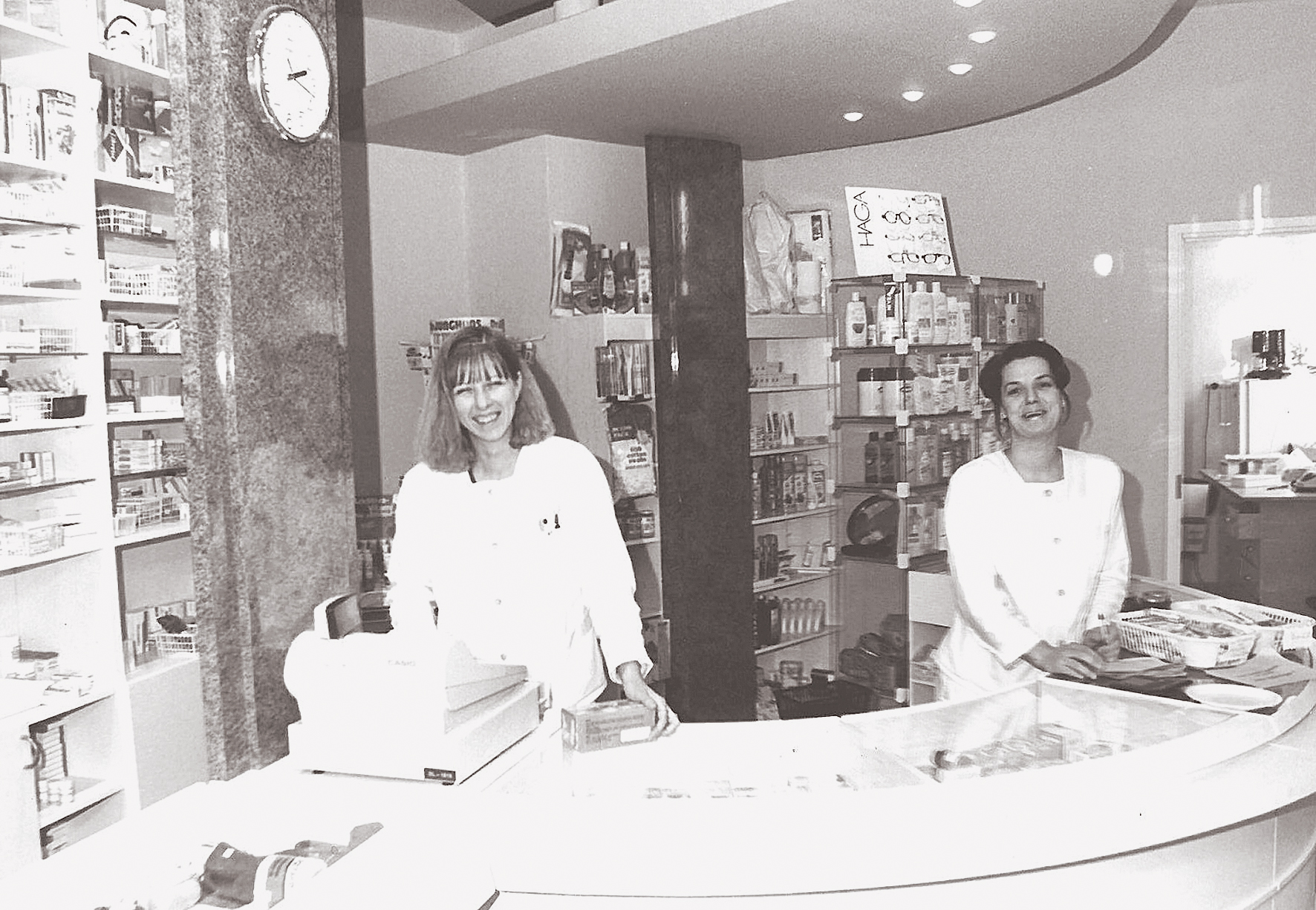 “Kļuvu par aptiekas vadītāju un  Veselības centrā 4 (tolaik SIA Krams)  izveidoju pirmo aptieku Rīgā —  Ilmas aptieku. Aptiekas atvēršana  1994. gada rudenī, kopā ar grupas  biedreni Aiju Majori.”
