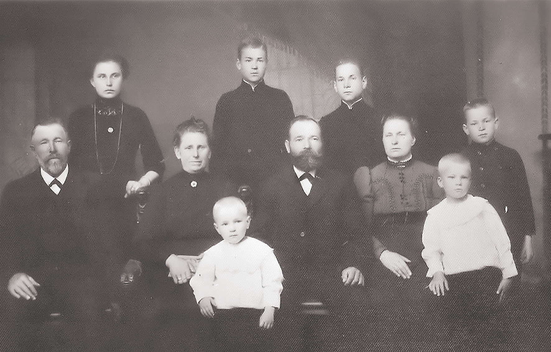“Krastiņu dzimta, fotogrāfija uzņemta ap 1910.—1912. gadu, mans tēvatēvs Mārtiņš Krastiņš otrajā rindā pēdējais pa labi,  viņam blakus viņa vecāki Mārcis Krastiņš un Berta Kristīne Krastiņa, dzimusi Freiberga.  No visiem Krastiņu dēliem mans tēvs Valdis K