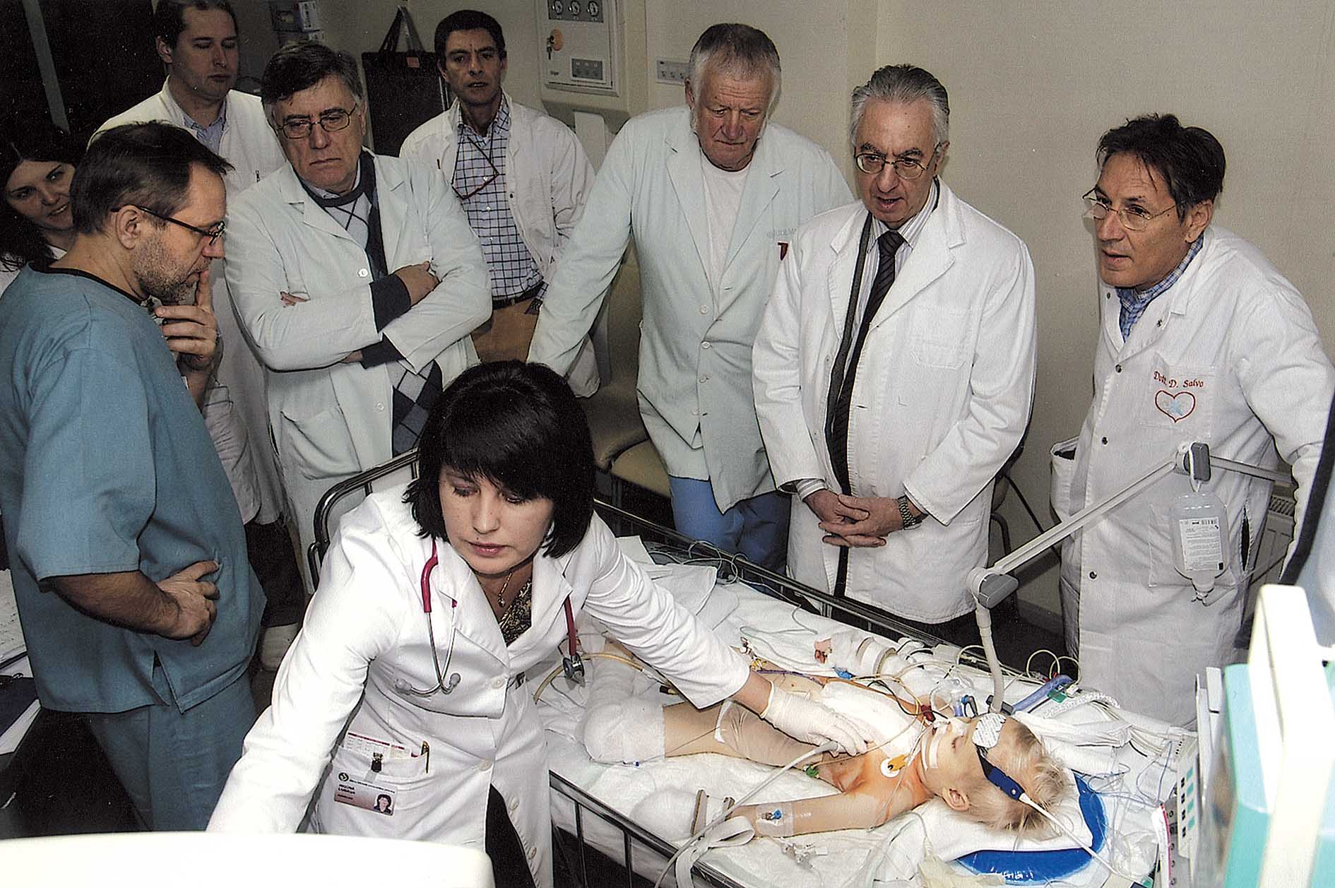 Kopš 2009. gada Latvijas bērnu kardioķirurgiem  veidojusies laba sadarbība ar itāļu kolēģiem.  Dr. Lubaua izmeklē mazo pacientu pēc operācijas
