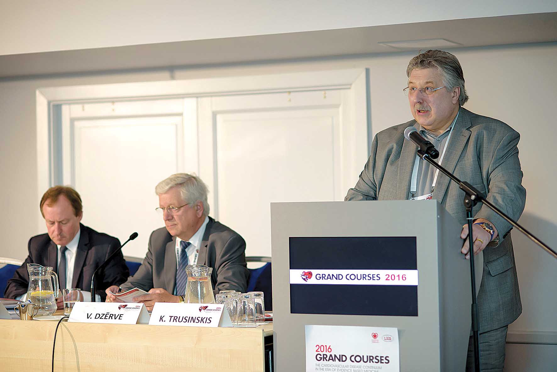 No kreisās: prof. Peter Collins, Dr. med. Vilnis Dzērve, prof. Aivars Lejnieks