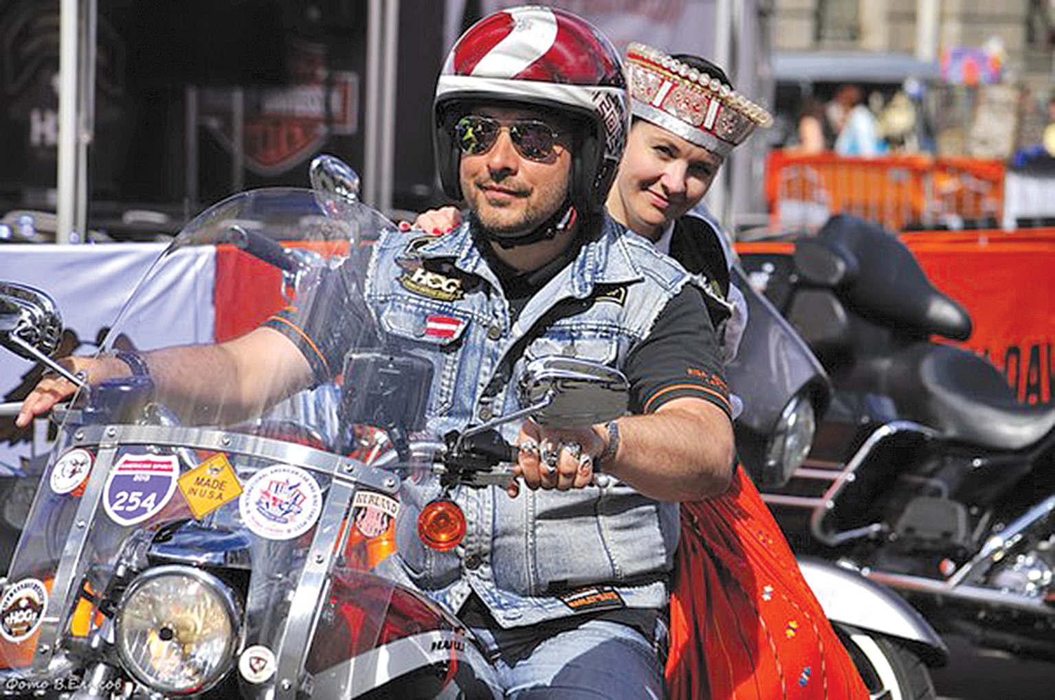 Sanktpēterburgas Harley Davidson starptautiskajā festivālā,  tautumeita no aģentūras Live Riga