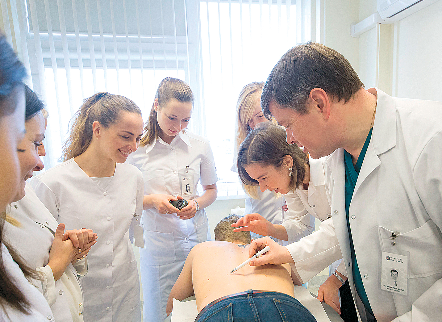 Ar Derma Clinic Riga  kolēģiem — māsiņām, ārstiem,  stažieriem — kopīgi tiek veikta  ādas veidojumu apskate