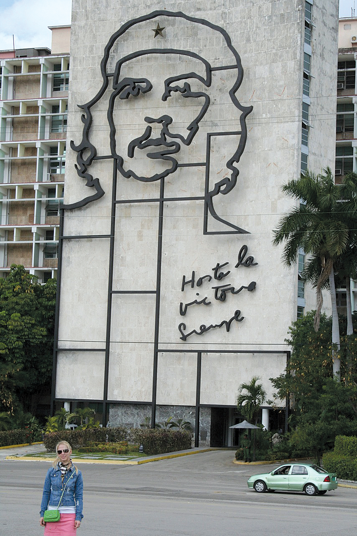 Če Gevaras  sejas attēls  kļuvis par ikonu.  1959. gadā  Če Gevara palīdzēja  Fidelam Kastro  gāzt diktatora  Fulgencio Batistas  režīmu