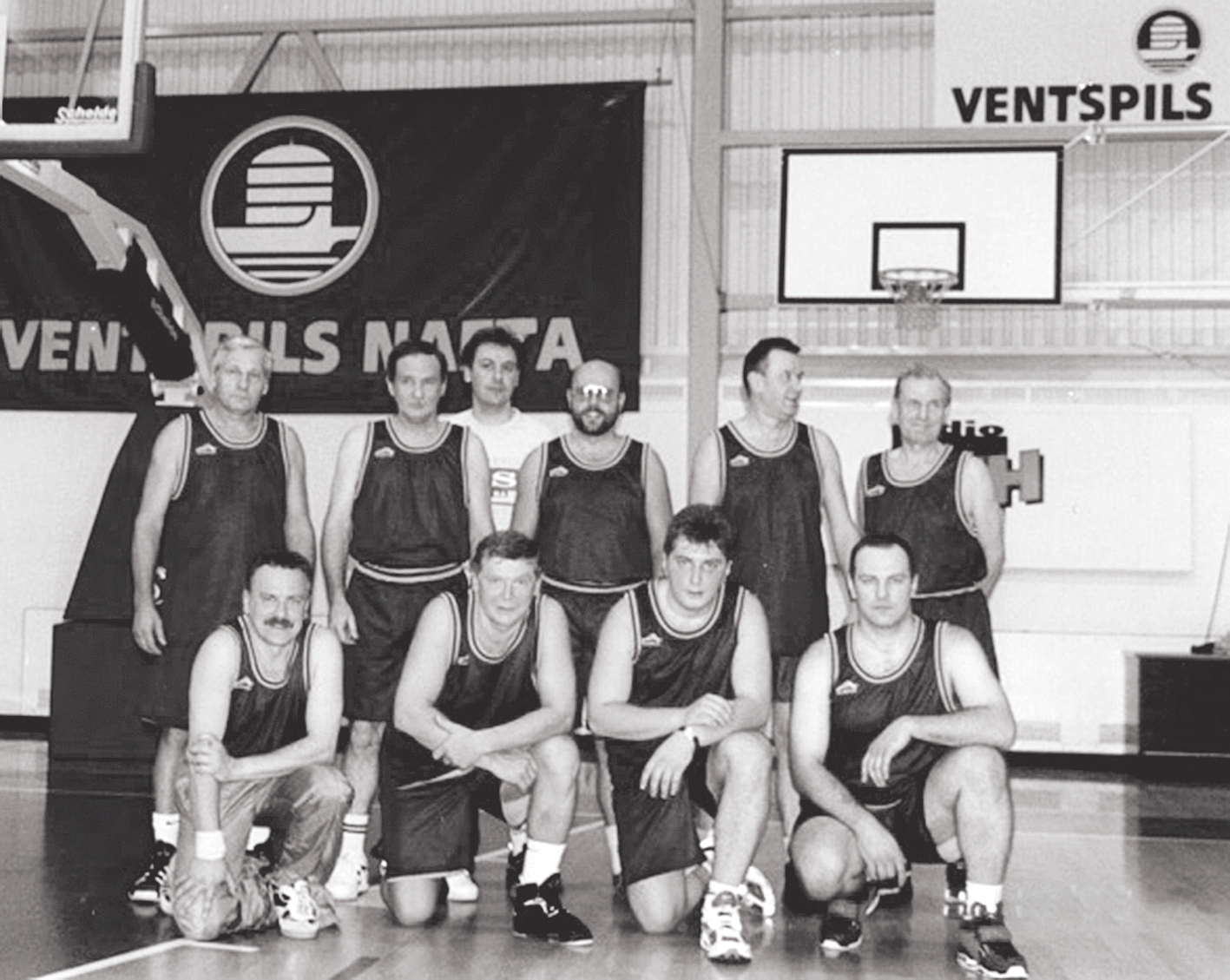 “Linezera” basketbola komanda  Mepha kausa izcīņā Ventspilī 2002. gadā