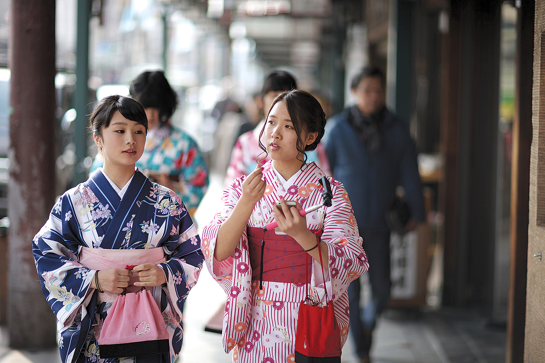 Meitenes  tradicionālajos  japāņu tērpos