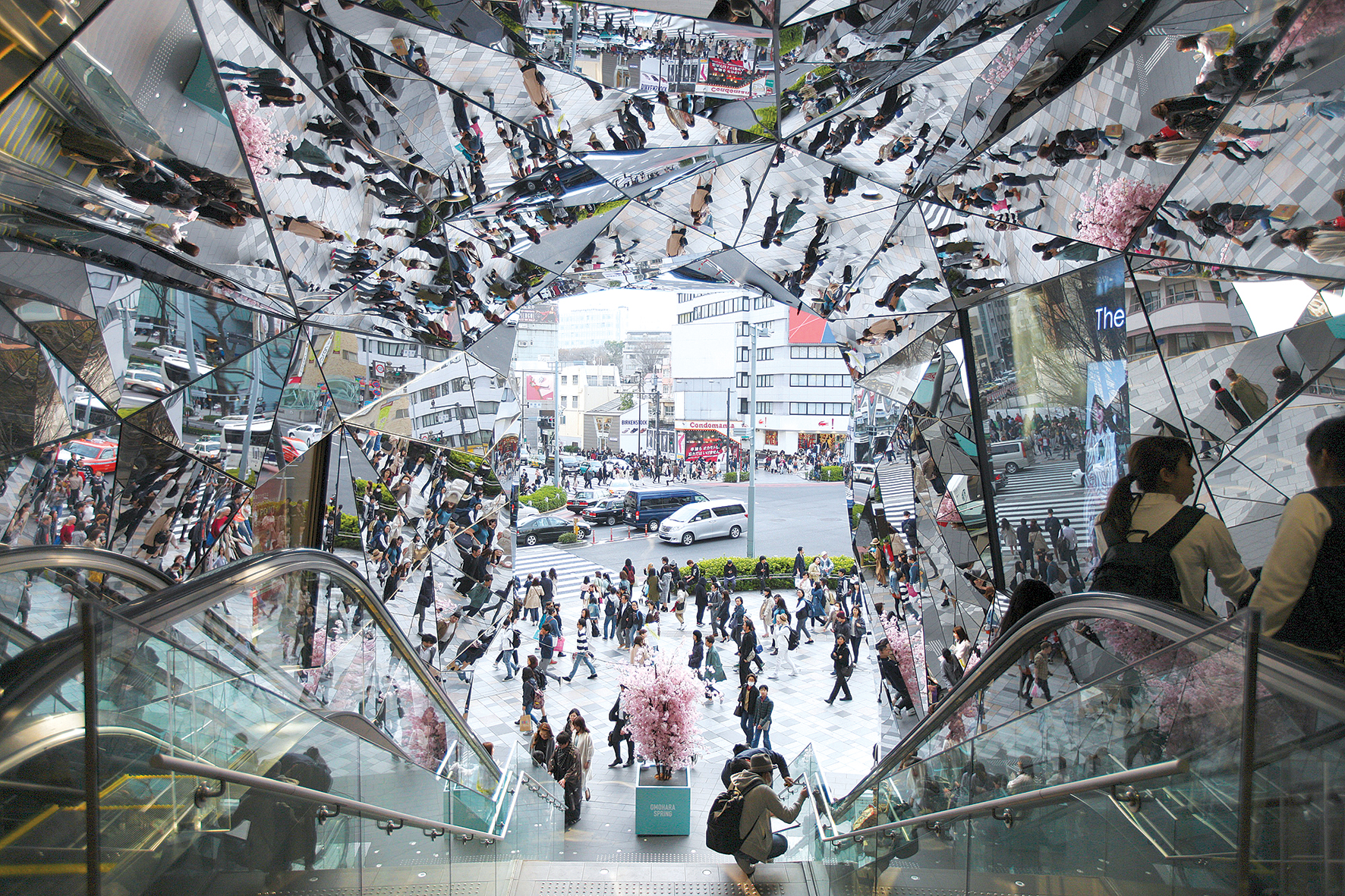 Harajuku iepirkšanās  centra ieeja.  Sirreālistiska spoguļu  mozaīka