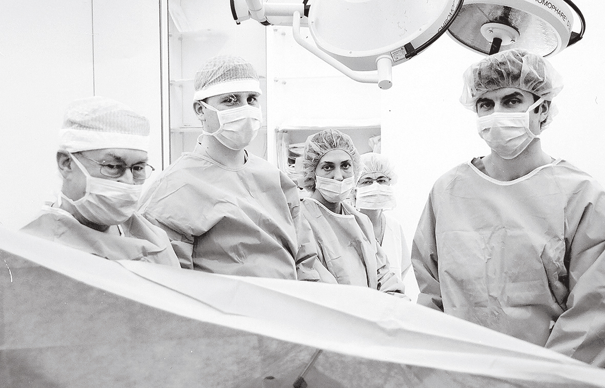 Operācijā ar Dr. Mārtiņu Liepiņu  2006. gadā Paula Stradiņa Klīniskajā  universitātes slimnīcā