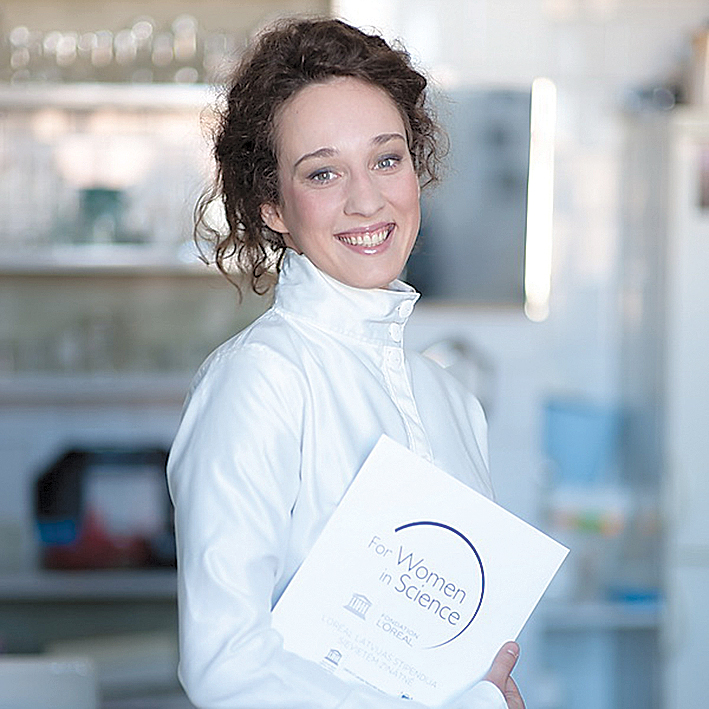 2015. gadā Anda Hūna  bija viena no jaunajām zinātniecēm, kas saņēma  L`Oréal Latvija stipendiju  “Sievietēm zinātnē”,  lai meklētu veidus,  kā neļaut ļaundabīgajiem  audzējiem pēc ārstēšanas  atkal atjaunoties