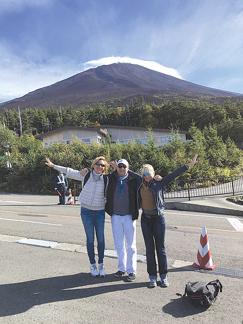 Ar docentu Alekseju Miščuku un profesori Evu Strīķi  pie Fudzi kalna Japānā 2016. gadā