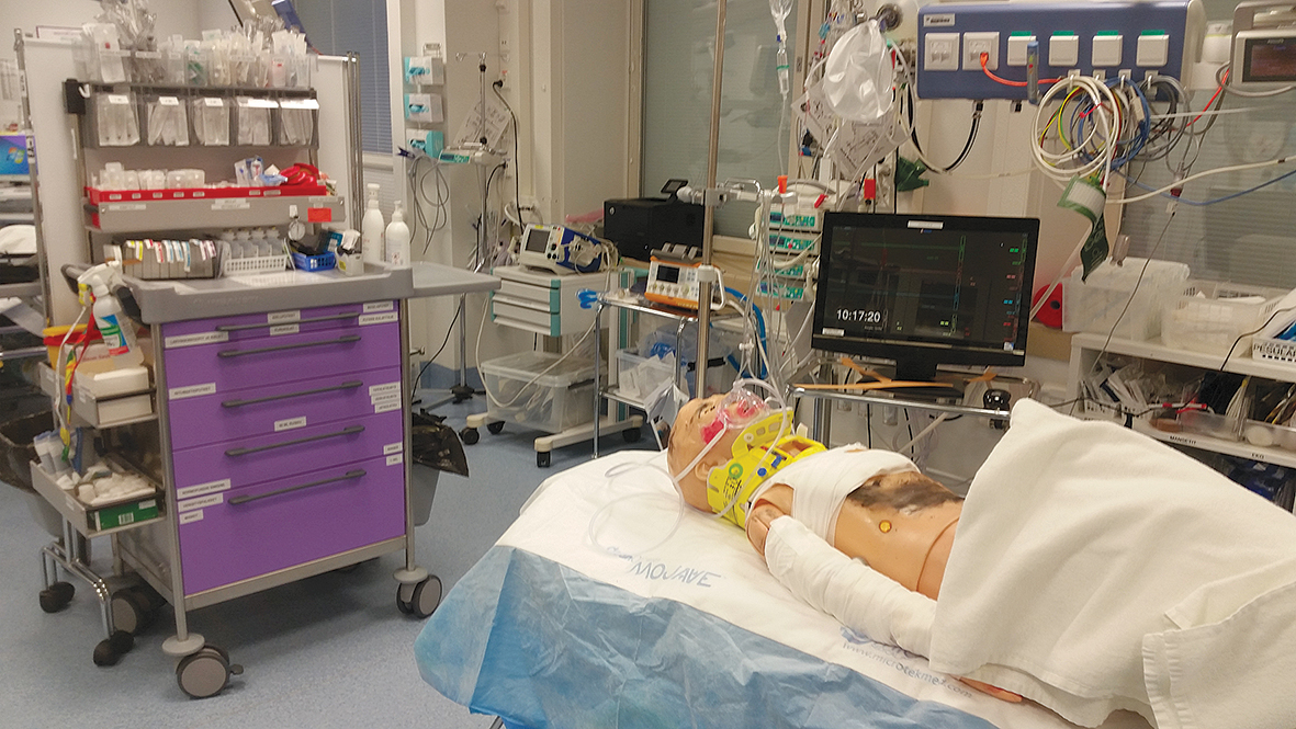 Simulācija personālam ar ugunsgrēkā  cietušu “pacientu”, kurš arī “kritis” no 3 m augstuma,  Helsinku universitātes slimnīca