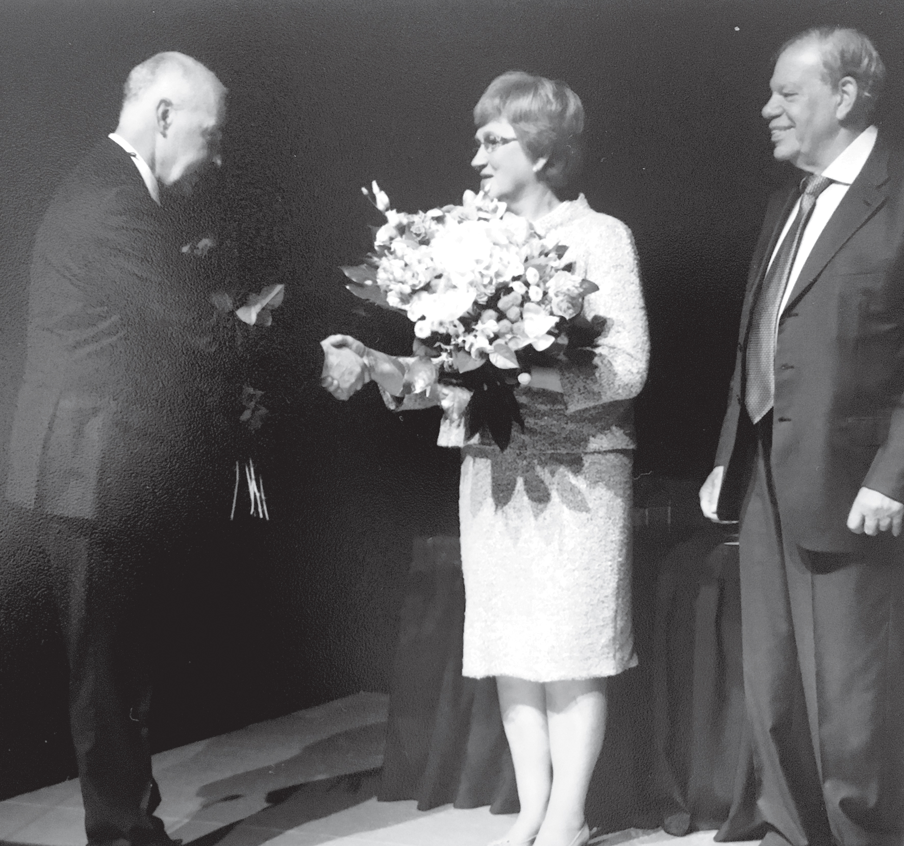 Grindeļa medaļas  pasniegšanas ceremonijā  apsveikums tiek saņemts  no prof. Jāņa Vētras,  pa labi – Kirovs Lipmans,  Grindeks padomes  priekšsēdētājs