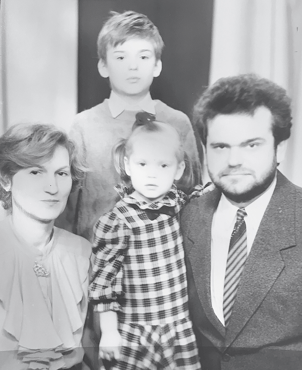 Ģimenes vērtība. Ar vīru un bērniem  Agnesi un Artūru, 1992. gads
