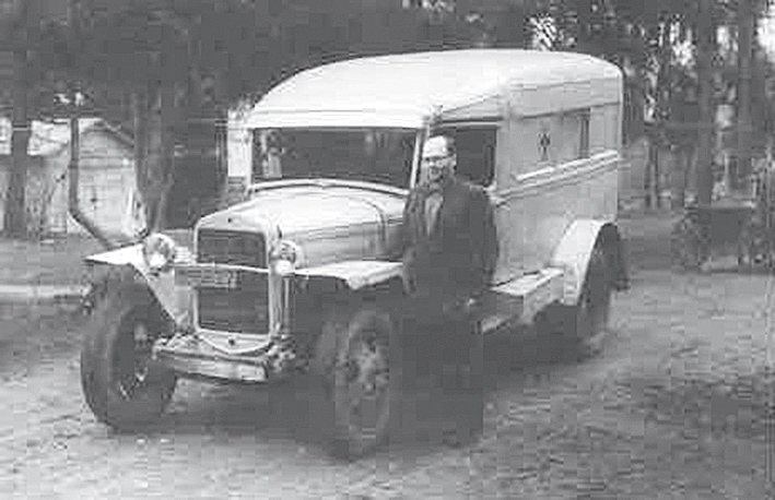 1946. gads. Šoferu Kārļa Grēviņa  un Jāņa Klūga uzmeistarotais pirmais ātrās palīdzības  automobilis Smiltenē