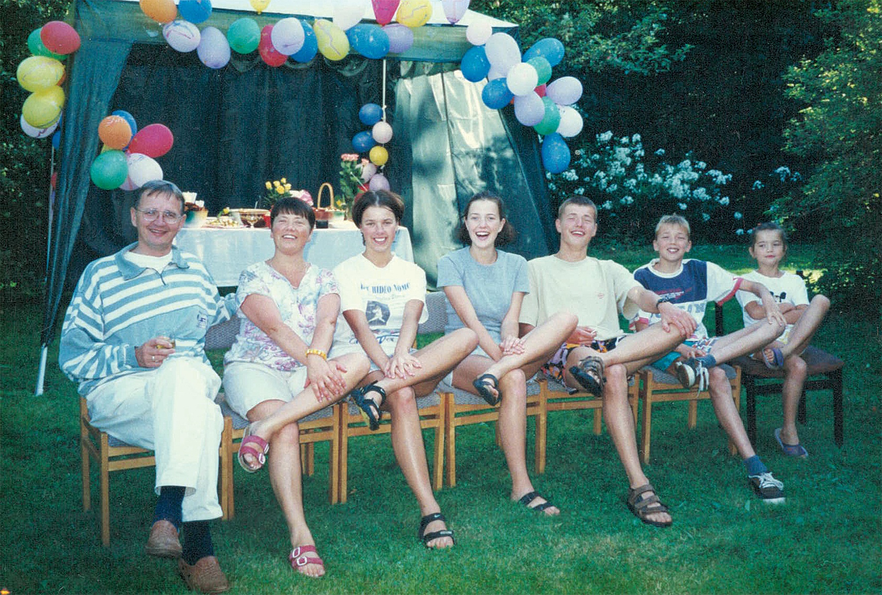 Visa ģimene dārza svētkos 1999. gadā (no kreisās): Viesturs Rozītis, Inese Rozīte, bērni Līga Rozīte, Inta Šoriņa, Reinis Rozītis, Pēteris Rozītis, Ulla Rozīte
