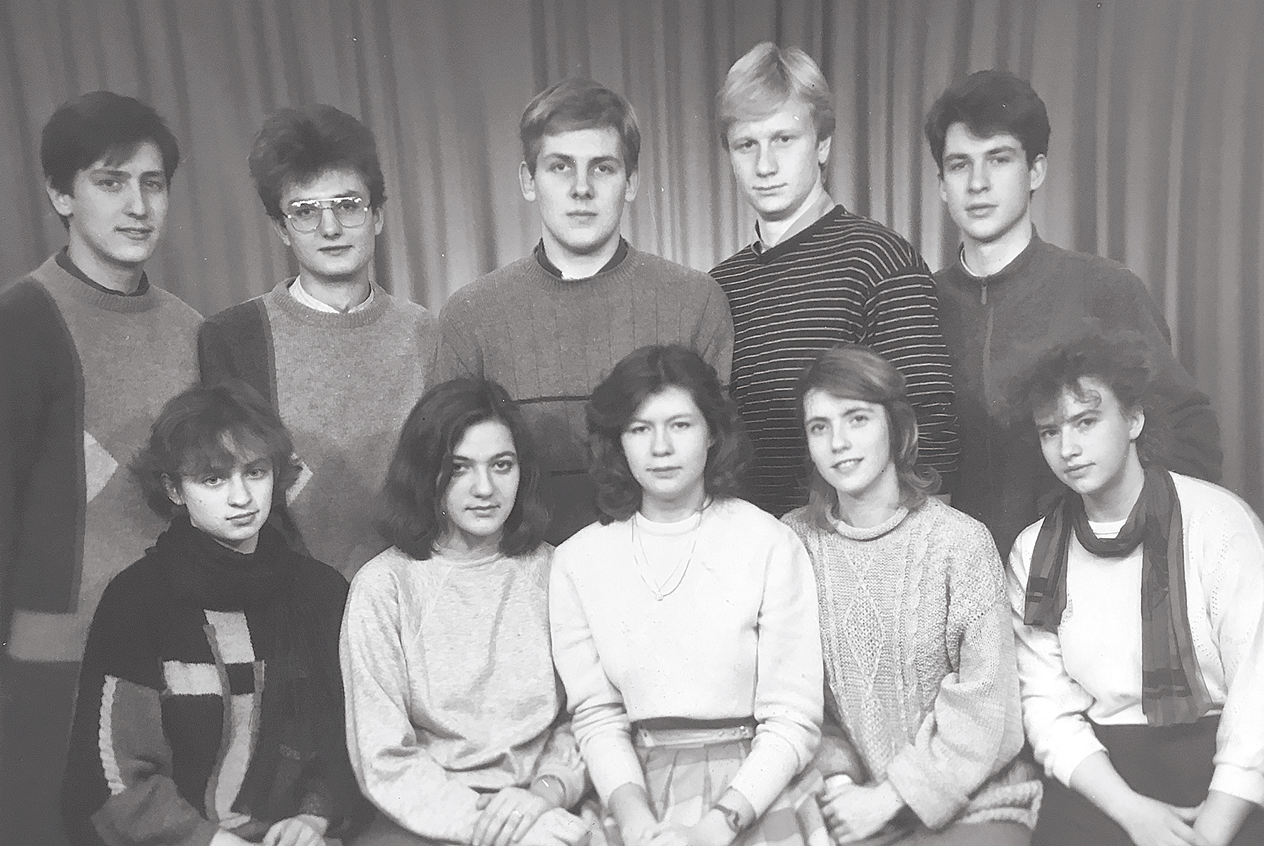 Ar kursa biedriem 1986. gadā. Ineta — pirmajā rindā otrā no labās, viņai blakus (attēla centrā) — Dr. Iveta Mintāle, bet puišu rindā otrais no labās — Dr. Kaspars Feldmanis