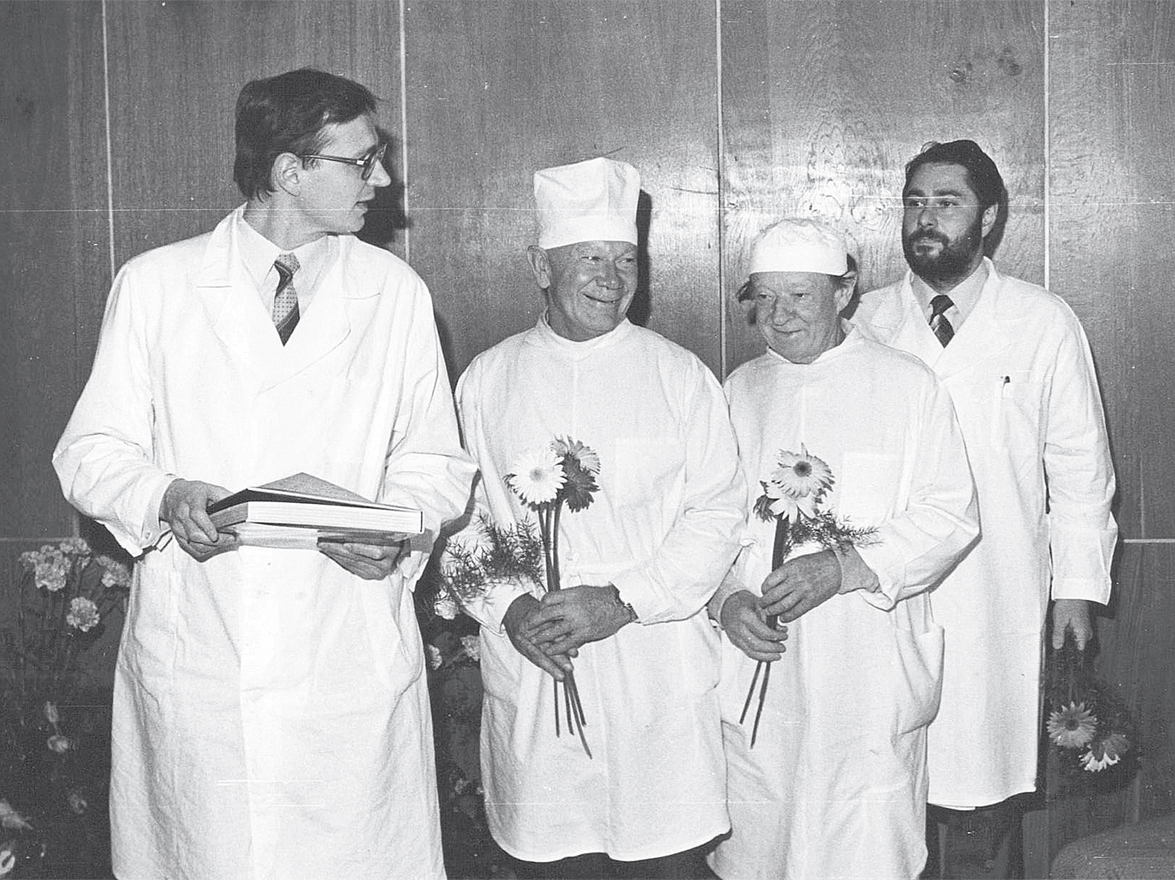 Liepājas Reģionālās slimnīcas 4. nodaļas ķirurgu kolektīvs (no kreisās): Viesturs Rozītis, Bruno Grasis, Helmuts Klēšmits, Egils Samedovs, 1987. gads